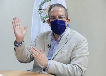 Foto: Gilbert García/ Edwin Montufar, viceministro de Atención Primaria en Salud explica la distribución de kits de medicamentos para pacientes con síntomas leves.