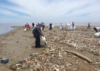 Ministerio de Ambiente retira 60 toneladas de residuos del río Motagua