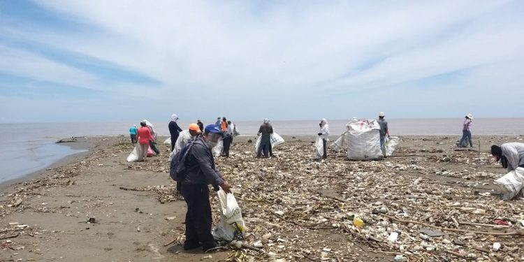 Ministerio de Ambiente retira 60 toneladas de residuos del río Motagua