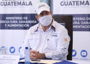 Presidente Giammattei participa en botadura y bautizo de barco pesquero en Escuintla