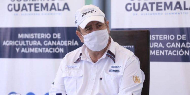 Presidente Giammattei participa en botadura y bautizo de barco pesquero en Escuintla
