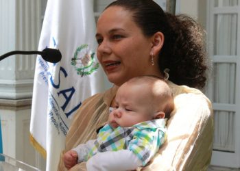 Mujer: Sesan, amiga de la lactancia materna