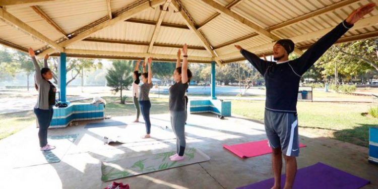 Personas practicando yoga al aire libre