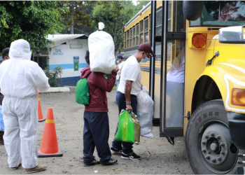 Extranjeros son atendidos en el Camiex. / Foto: Marvin García.