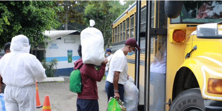 Extranjeros son atendidos en el Camiex. / Foto: Marvin García.