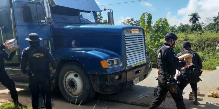 Localizan 111 paquetes con cocaína en un cabezal en Alta Verapaz