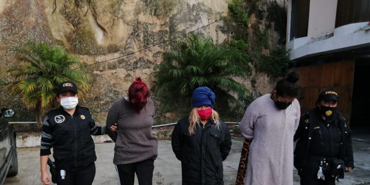 Detienen a 8 adultos y rescatan a 2 adolescentes en autohotel de Huehuetenango