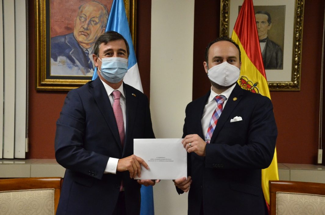Nuevo embajador de España presenta Copias de Estilo a canciller Brolo