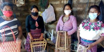 Mujeres artesanas