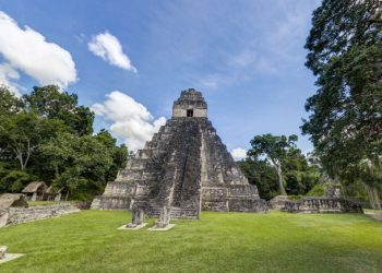 Tikal visto desde el sitio Paseo Guatemala