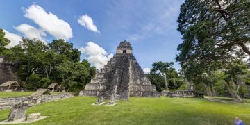 Tikal visto desde el sitio Paseo Guatemala