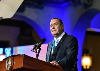Presidente llama a la unidad durante acto de independencia de Guatemala