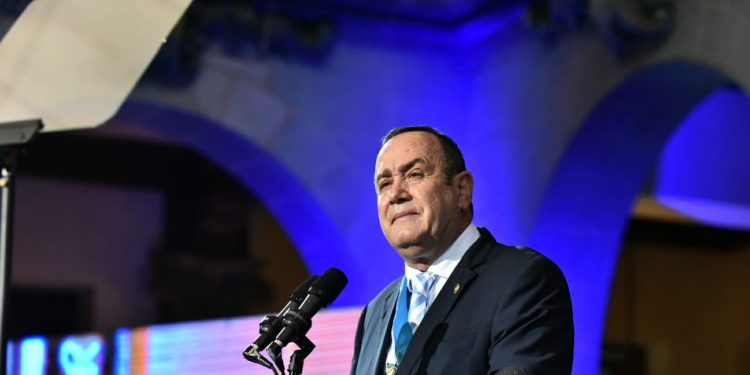 Presidente llama a la unidad durante acto de independencia de Guatemala