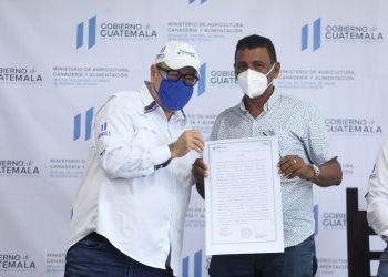 Presidente entrega 5 mil mascarillas en Escuintla y Santa Rosa