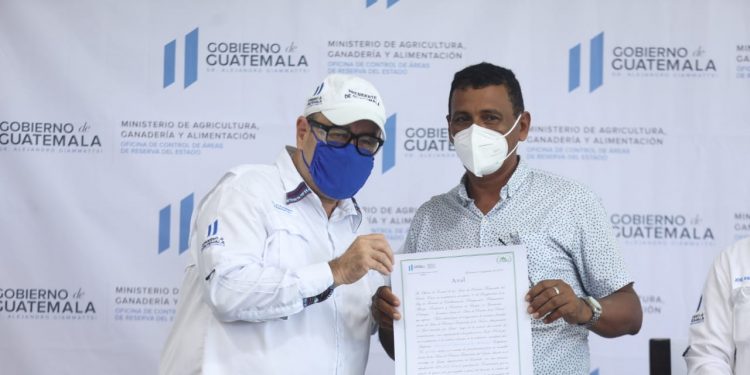 Presidente entrega 5 mil mascarillas en Escuintla y Santa Rosa