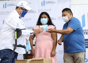 Presidente entrega 5 mil mascarillas en Escuintla y Santa Rosa