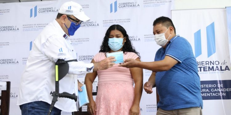 Presidente entrega 5 mil mascarillas en Escuintla y Santa Rosa