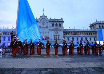 Presidente llama a la unidad durante acto de independencia de Guatemala