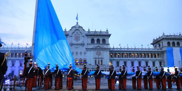 Presidente llama a la unidad durante acto de independencia de Guatemala