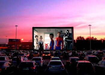 Vehículos durante una función de autocine