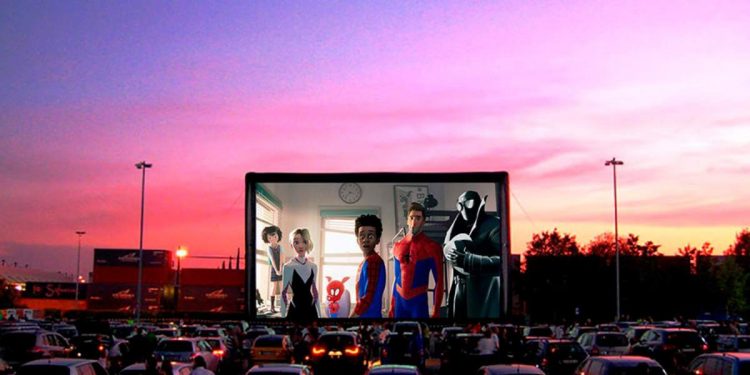 Vehículos durante una función de autocine