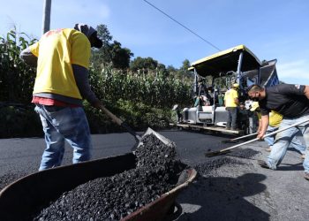 Reposición de carretera en Sololá avanza en 75 por ciento