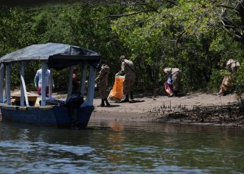 MARN realiza jornada de limpieza en el canal de Chiquimulilla