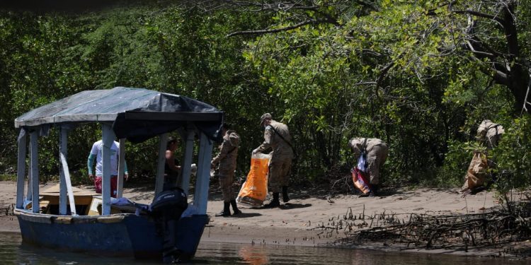 MARN realiza jornada de limpieza en el canal de Chiquimulilla