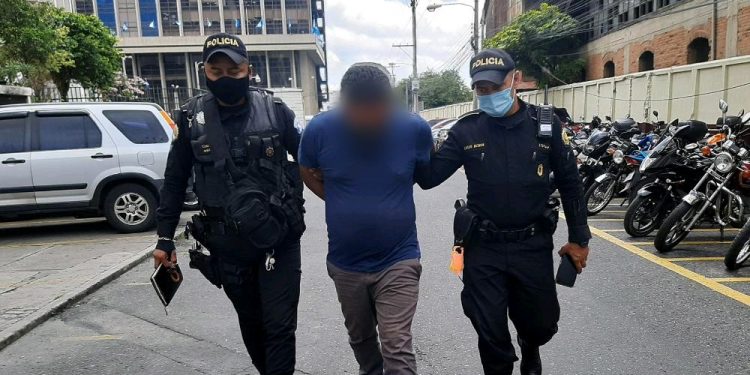 PNC captura a 12 presuntos robacarros durante varios allanamientos