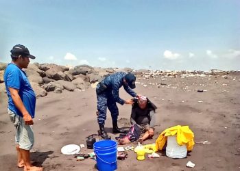 Ejército apoya el rescate de náufrago en aguas del puerto de San José