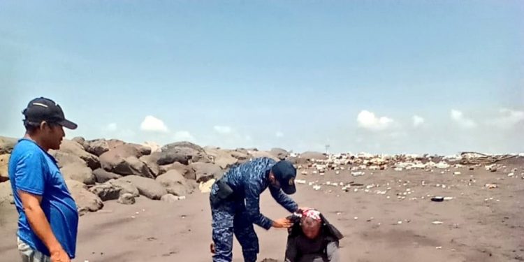 Ejército apoya el rescate de náufrago en aguas del puerto de San José