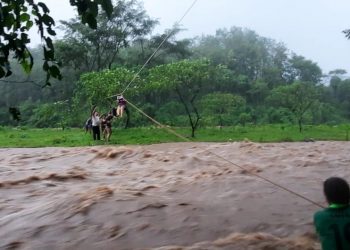 Rescatan a personas atrapadas por crecida de río