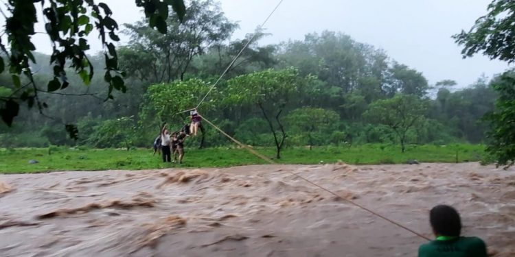 Rescatan a personas atrapadas por crecida de río