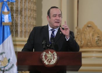 Presidente solicita aprobación urgente de la ley de fomento del trabajo marino mercante guatemalteco en el extranjero