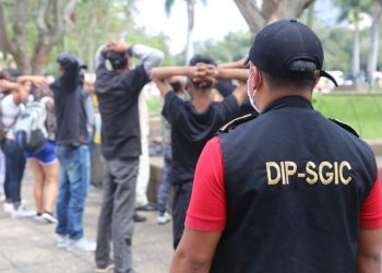 Remiten a Migración a extranjeros señalados de robos en el Parque Centenario