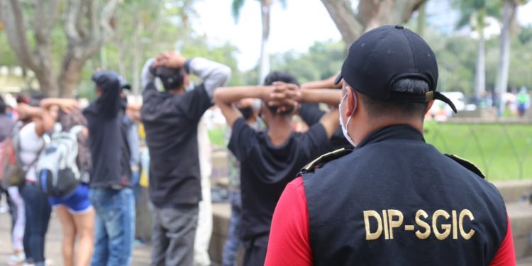 Remiten a Migración a extranjeros señalados de robos en el Parque Centenario