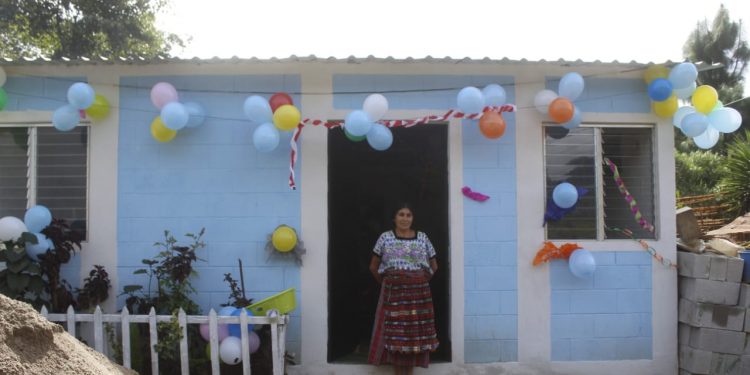 Familias de Tecpán reciben vivienda digna