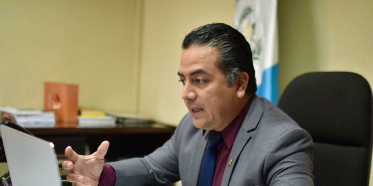 Vecinos de Alta Verapaz se benefician con 400 plazas laborales