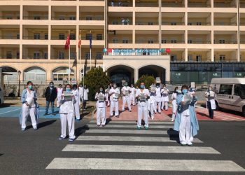 Médicos españoles llaman a huelga general indefinida