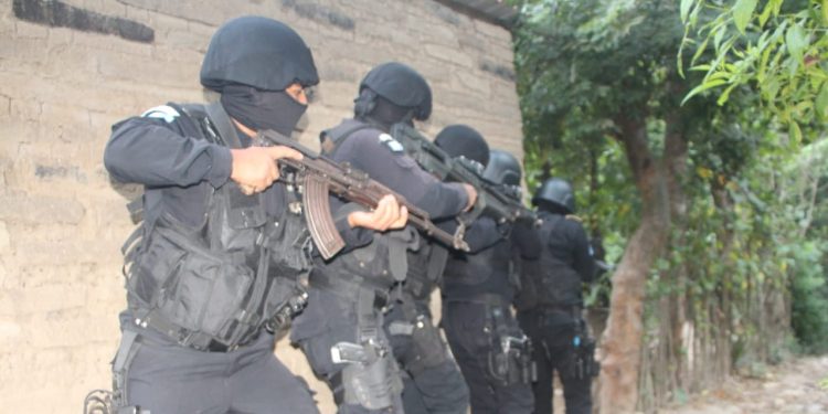Comando Antisecuestros de la PNC captura a padre e hijo en Baja Verapaz