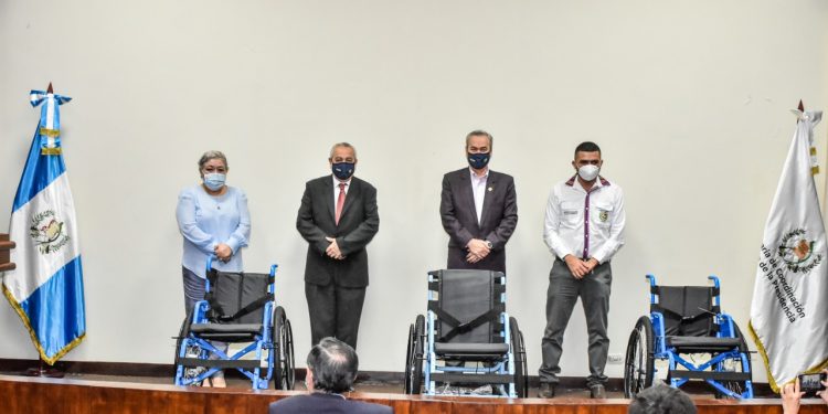 Benefician a 114 guatemaltecos con sillas de ruedas