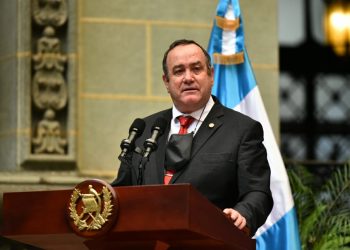 El presidente Alejandro Giammattei, en cambio de la Rosa de la Paz