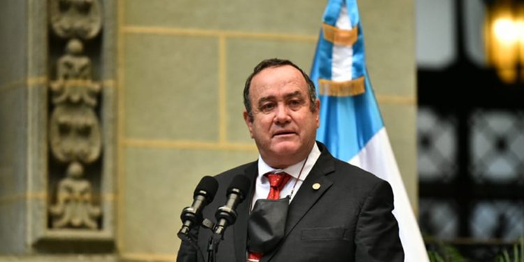 El presidente Alejandro Giammattei, en cambio de la Rosa de la Paz