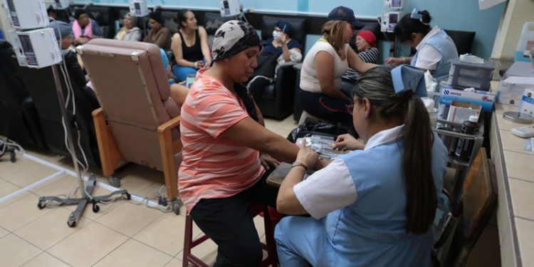 “Mis armas son la fe, actitud positiva y una sonrisa”, dice paciente oncológica