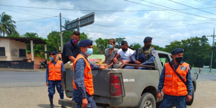 Ejército brinda asistencia a caravana de migrantes