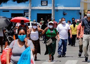 Las autoridades destacan la importancia de usar mascarilla y privilegiar el distanciamiento social para prevenir el contagio.