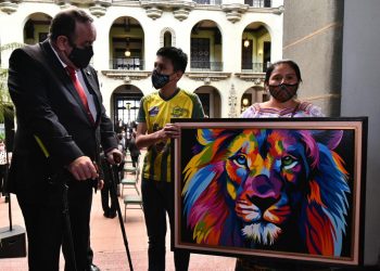 A sus 13 años, Jeffry Rodríguez pinta lienzos multicolores