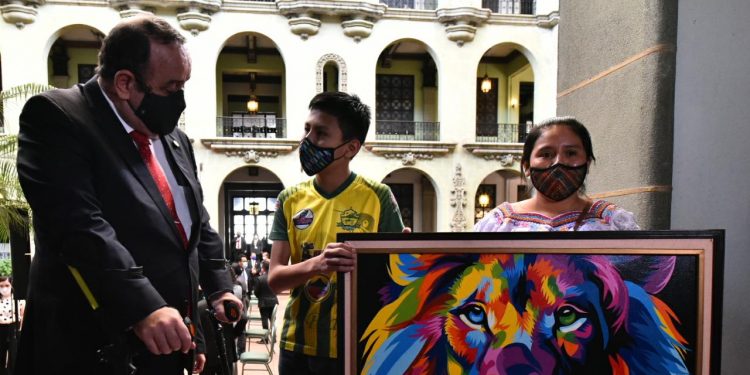 A sus 13 años, Jeffry Rodríguez pinta lienzos multicolores