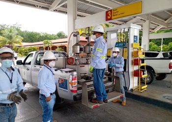 Verifican precios de combustible en Petén.