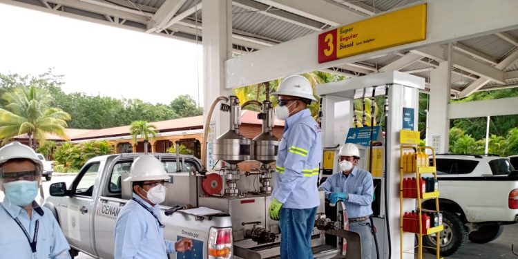 Verifican precios de combustible en Petén.